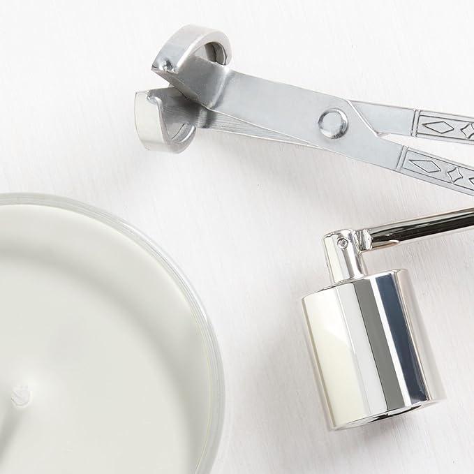 Yankee Candle Large Jar Scented Candle with up to 150 Hour Burn Time, Premium Plant Wax Blend for Consistent Burn, 22 oz Jar Candle with Room Filling Fragrance, Silver Birch