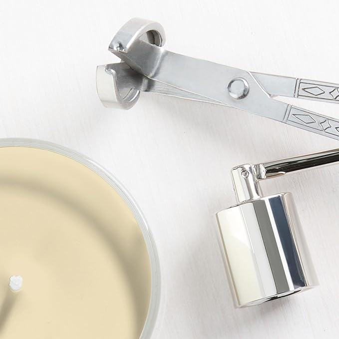 Yankee Candle Large Jar Scented Candle with up to 150 Hour Burn Time, Premium Plant Wax Blend for Consistent Burn, 22 oz Jar Candle with Room Filling Fragrance, Christmas Cookie