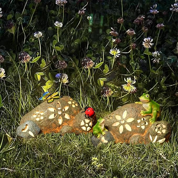 Solar Frogs Garden Statues Outdoor Resin Frog on Rock Figurine with LED Lights Porch Patio Lawn Yard Art Home Decorations Birthday Housewarming Christmas Gardening Gifts for Mom Women