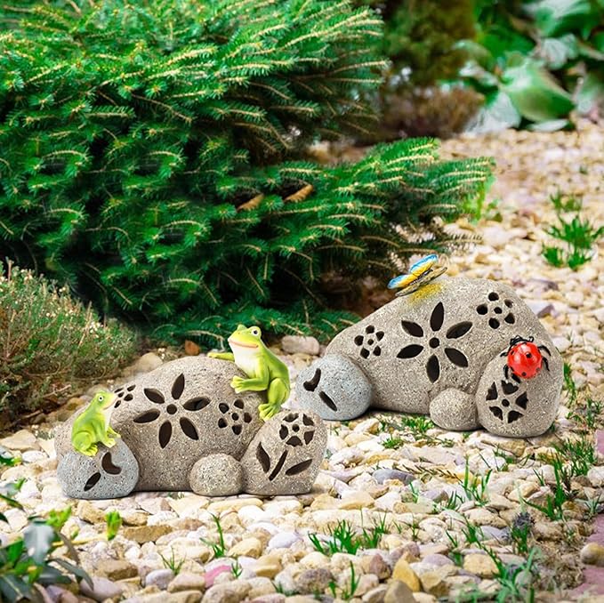 Solar Frogs Garden Statues Outdoor Resin Frog on Rock Figurine with LED Lights Porch Patio Lawn Yard Art Home Decorations Birthday Housewarming Christmas Gardening Gifts for Mom Women