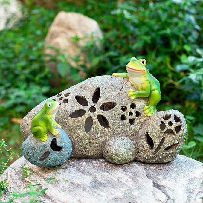 Solar Frogs Garden Statues Outdoor Resin Frog on Rock Figurine with LED Lights Porch Patio Lawn Yard Art Home Decorations Birthday Housewarming Christmas Gardening Gifts for Mom Women